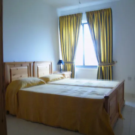 Central, 2 Bedroom Near Shops, Bus Station And Beach Appartement