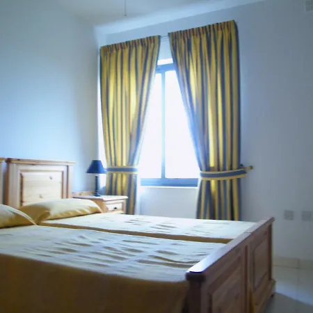 Central, 2 Bedroom Near Shops, Bus Station And Beach * San Pawl il-Baħar